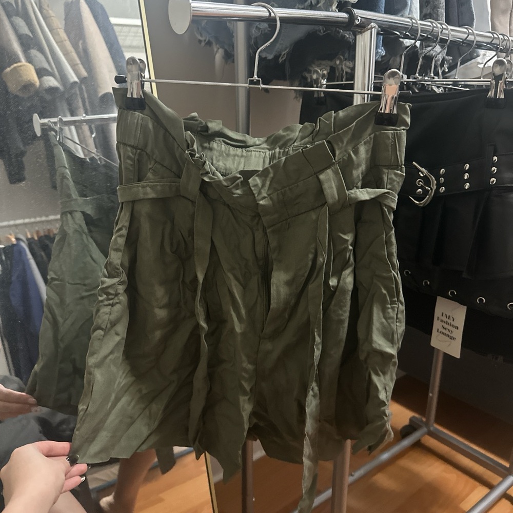 Banana Republic - Olive Green Self Tie Zipper Short Pants - Size 4